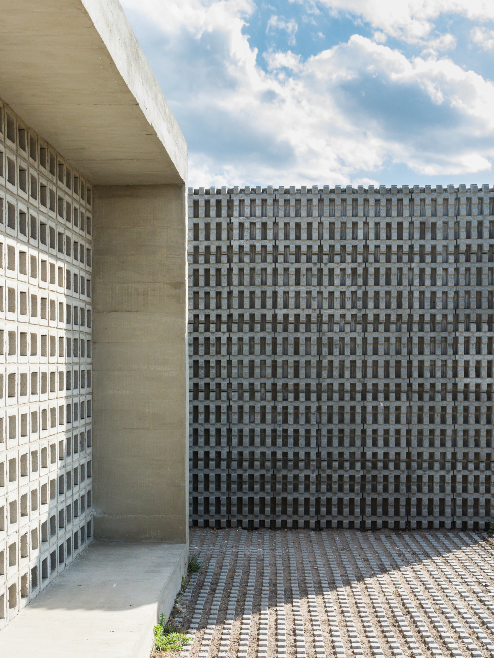 Arquitectura contemporÃ¡nea con bloques de hormigÃ³n